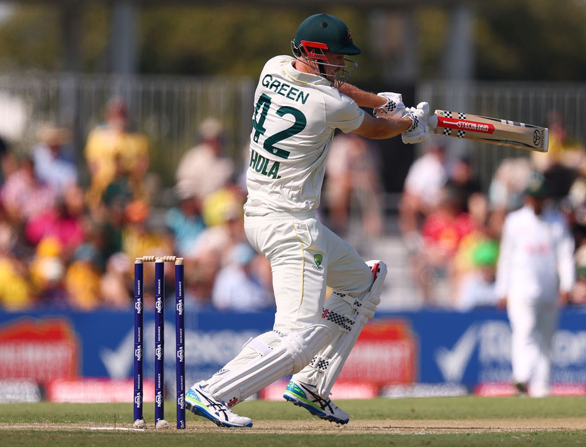 Shoriful tỏa sáng với bảy wickets khi Australia gia tăng khoảng cách