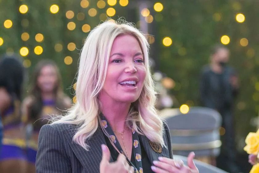 Jeanie Buss Đấu Tranh Với Anh Chị Trong Tòa Án Về Quyền Sở Hữu Lakers