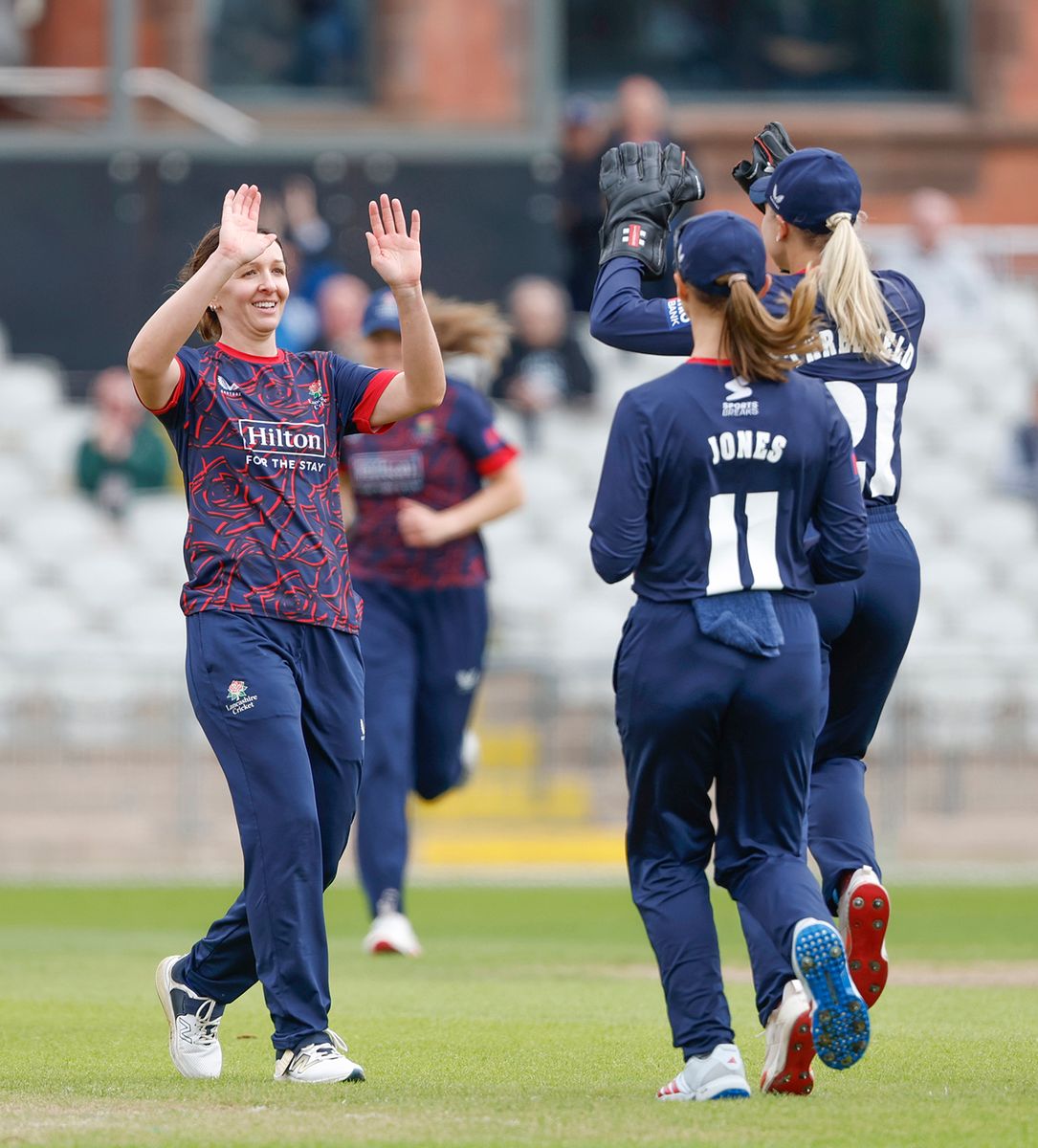 Kate Cross tỏa sáng, Lancashire hướng tới suất playoff