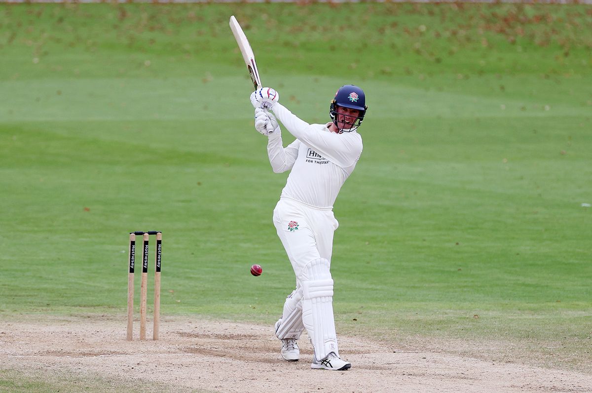 Jennings Stands Firm as Worcestershire Pressures Lancashire