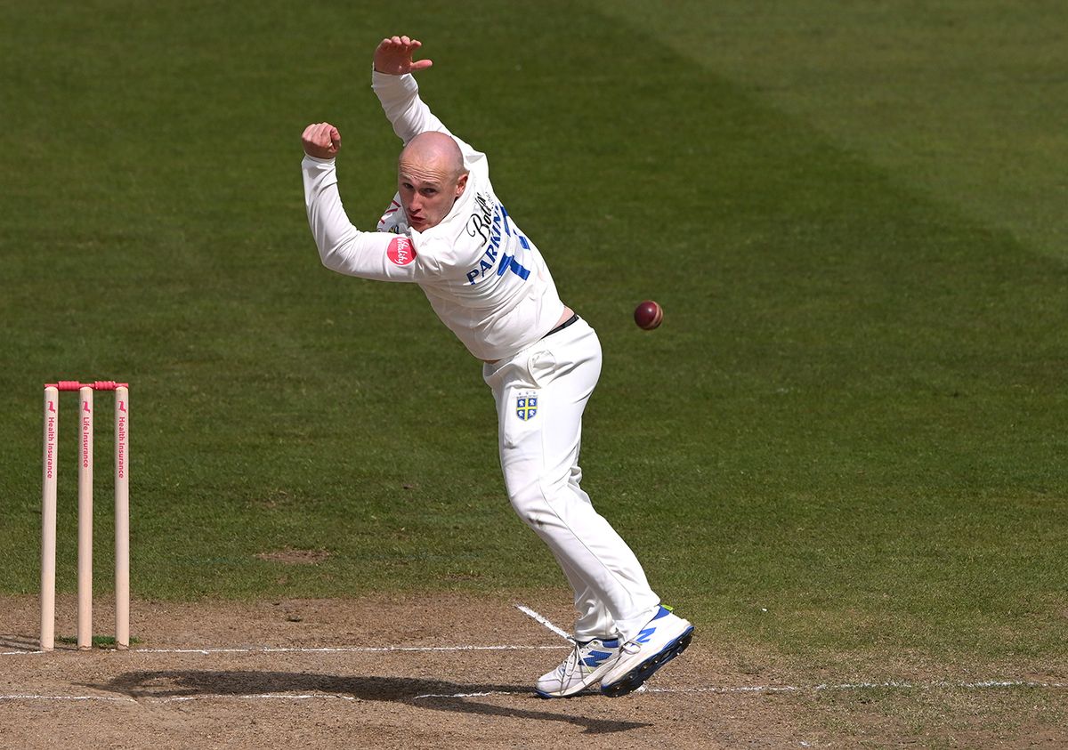 การเก็บ 6 wickets ของคัลลัม พาร์คินสันนำดาร์แฮมสู่ชัยชนะอย่างโดดเด่น