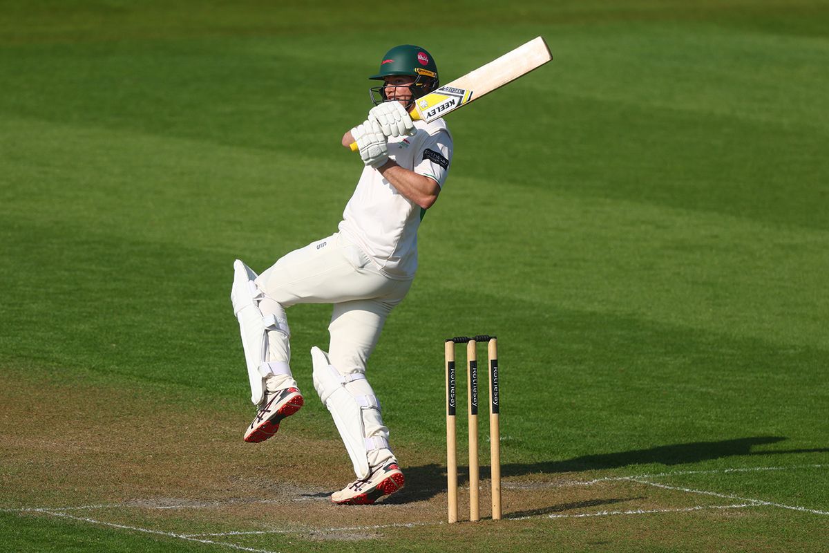 Sự hợp tác cuối cùng của Leicestershire cản trở hy vọng vô địch của Nottinghamshire