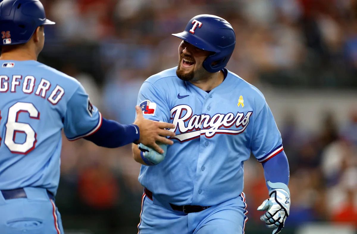 Rangers Rally to Defeat Rays 8-6 in Series Finale