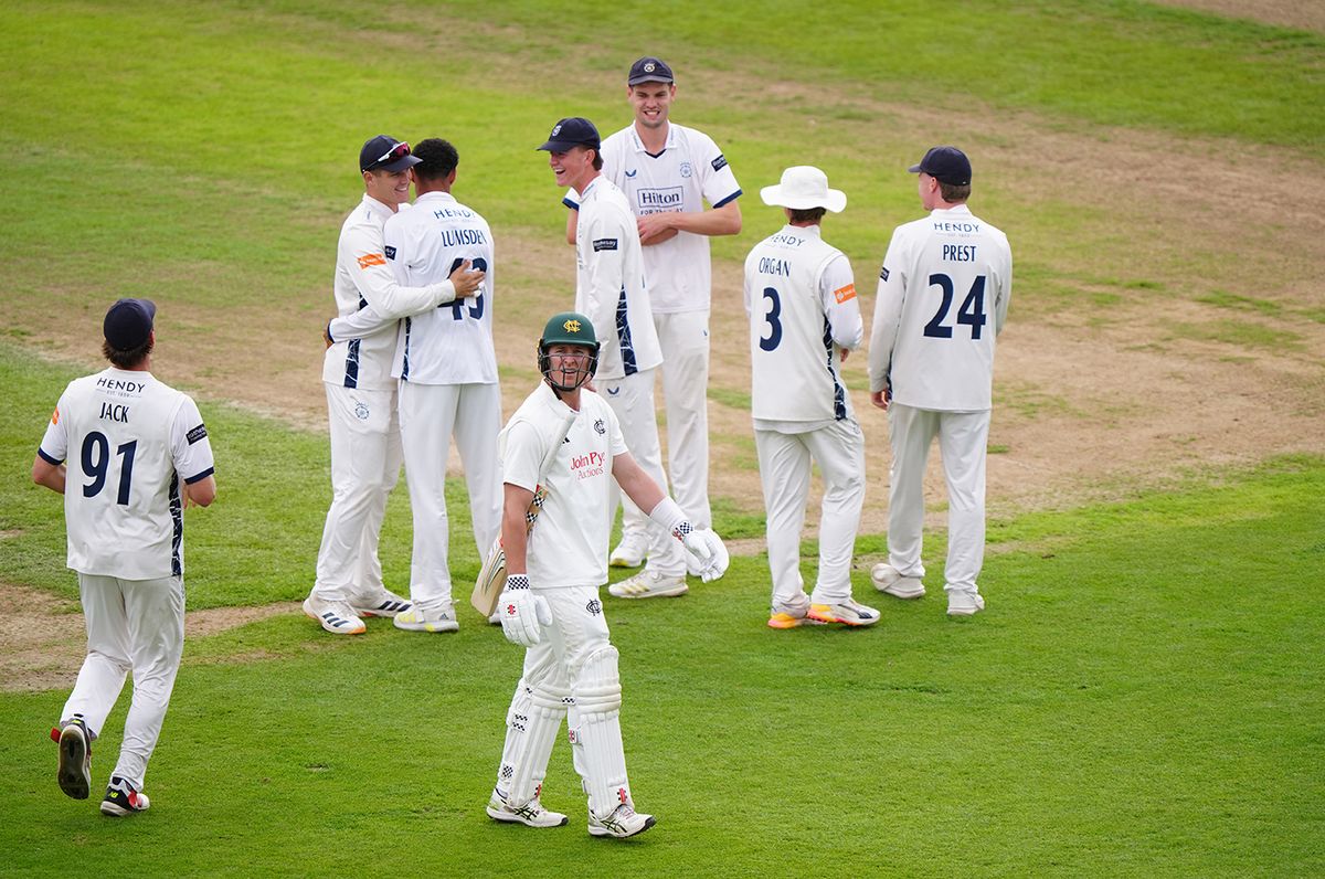 Nottinghamshire Phản Ứng Mạnh Mẽ Sau Khi Lumsden Ghi Năm Wicket Ấn Tượng